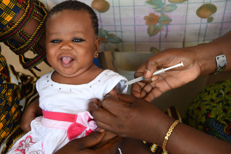 In Cote d'Ivoire, baby Sarata receives a vaccination at the village health clinic. Photo: Unicef/2017/Dejongh