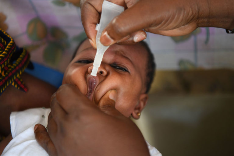 In Cote d'Ivoire, baby Sarata receives her polio vaccinen at the village health clinic. Photo: Unicef/2017/Dejongh